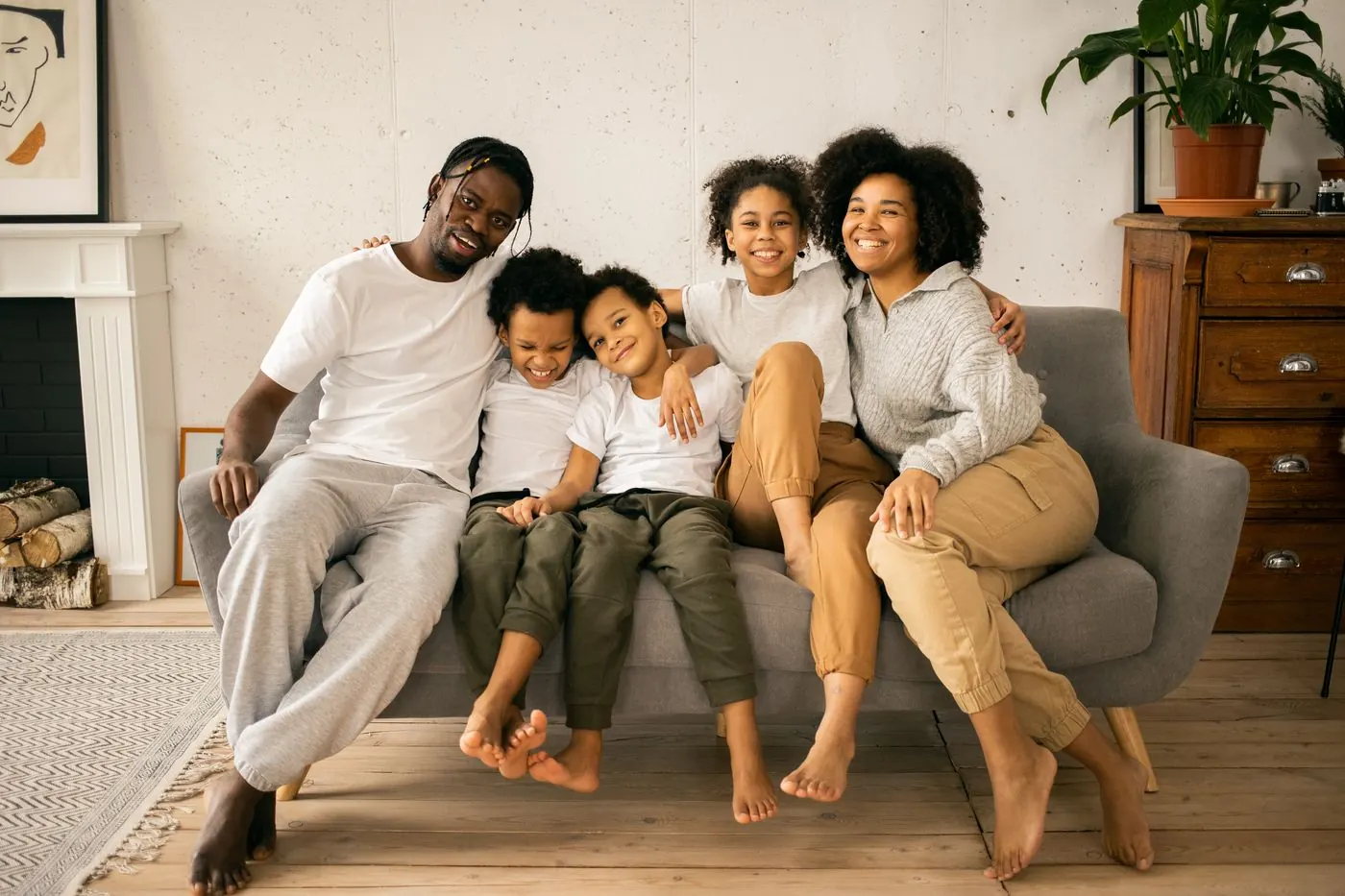Famille réunie dans le salon d'un logement meublé